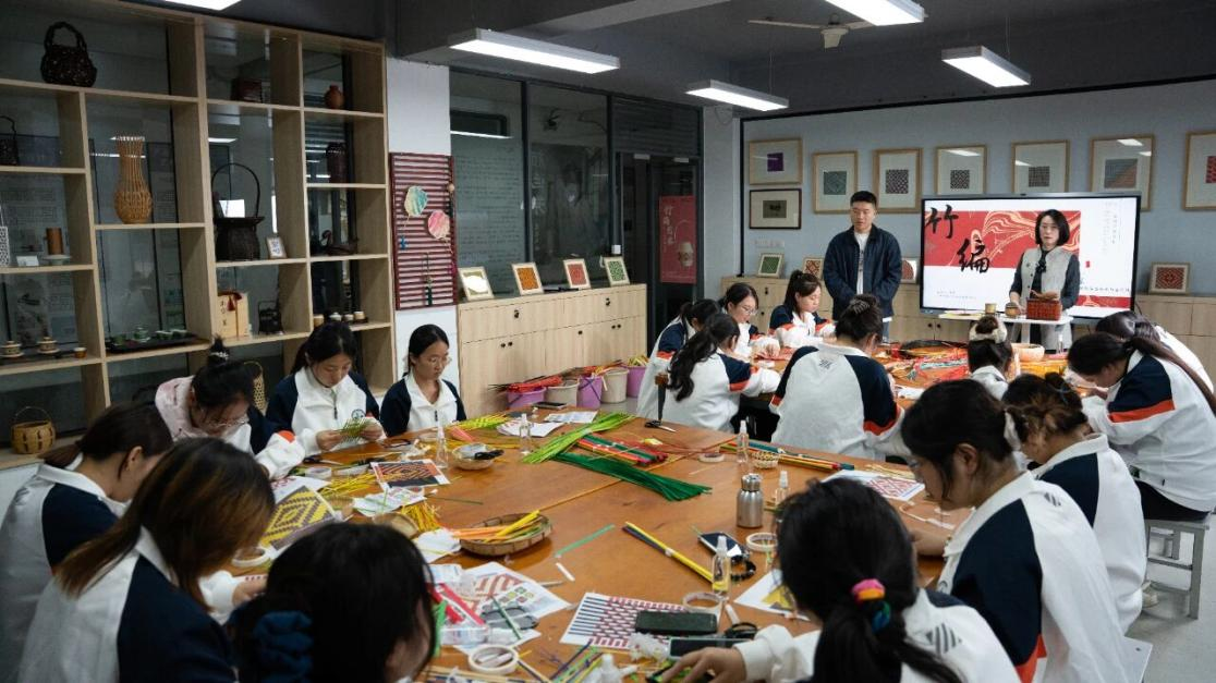 为非遗“添彩”，为青春“赋能”：江苏建院的文化育人新实践